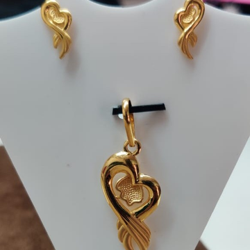 Hart pendant set by Aaj Gold Palace